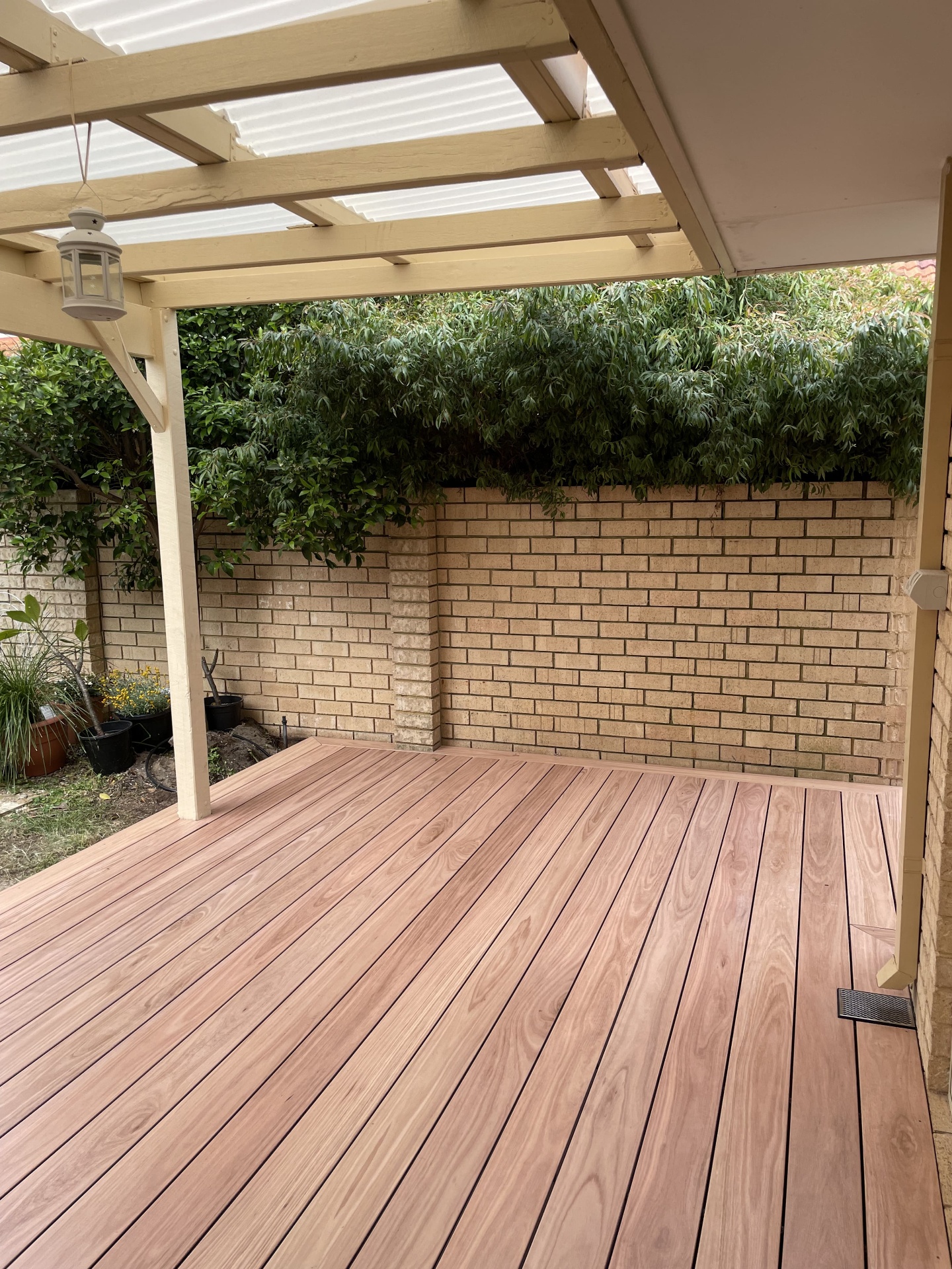 Built-in bench with planters